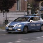 ‘Brucia’ un rosso e scappa alla polizia, arrestato