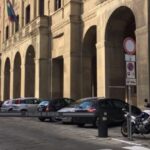 Tenta di rubare due bici davanti alla Questura