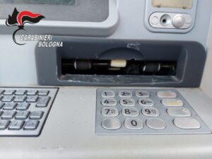 Tentano assalto a bancomat a Castel Maggiore, ladri messi in fuga dai carabinieri