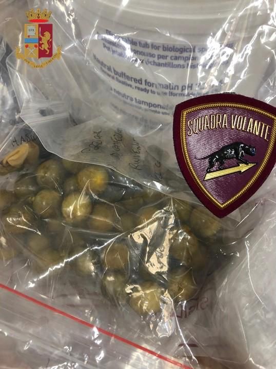 Ingerisce 65 ovuli di cocaina e hashish, arrestato