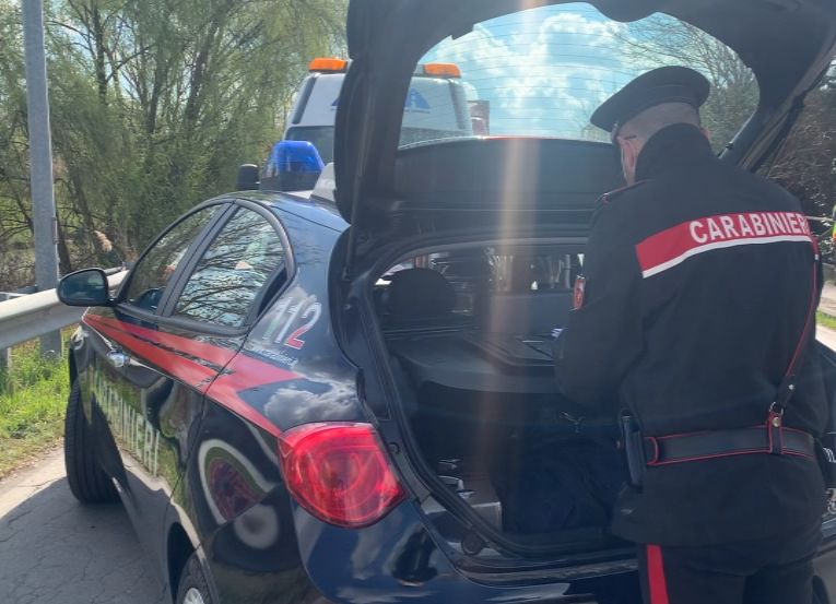 Aggredisce carabiniere per evitare controllo, arrestato