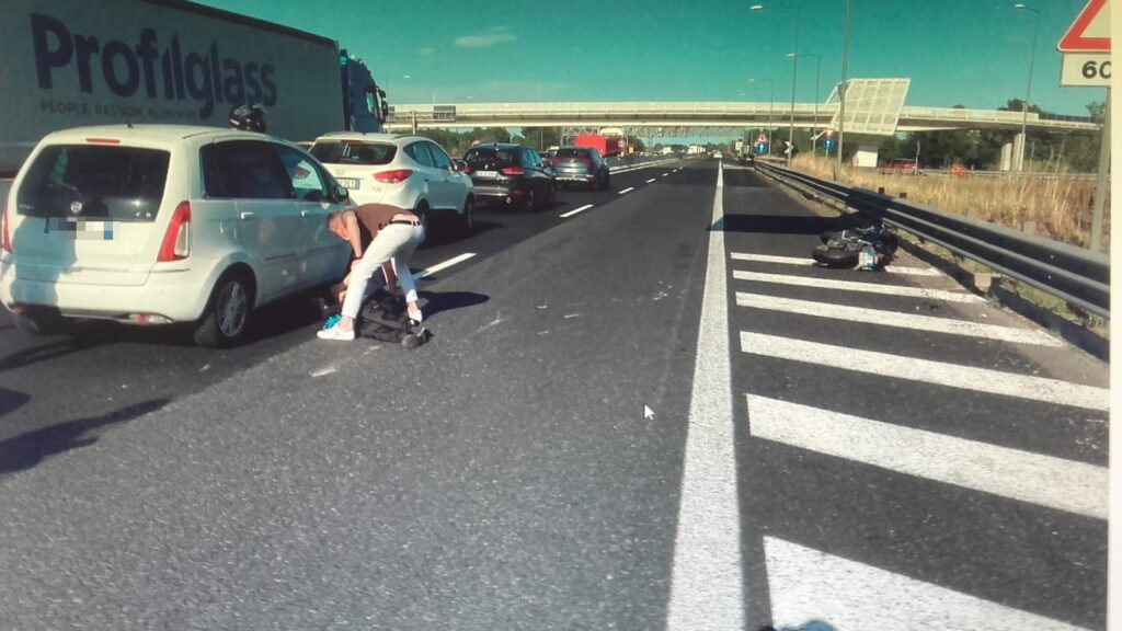 Scontro fra moto e auto in tangenziale, grave 54enne