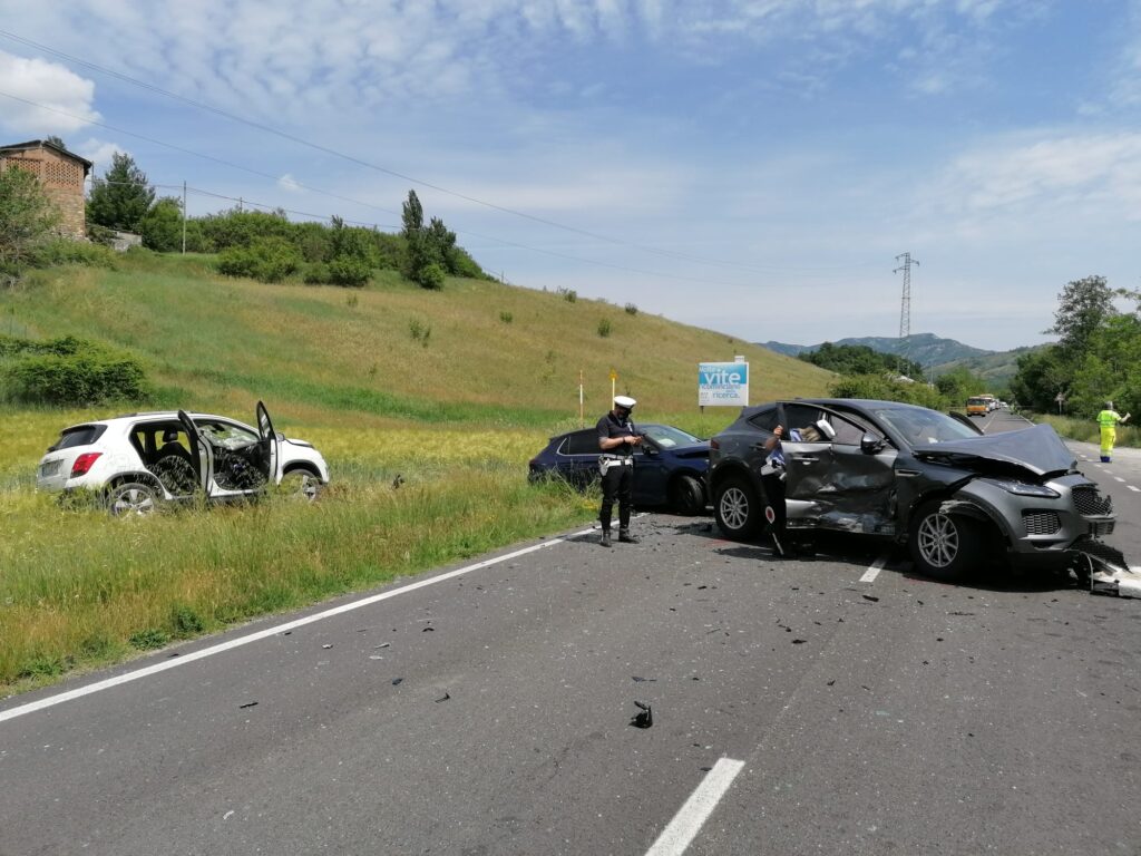 Scontro tra quattro auto a Vergato, tre feriti