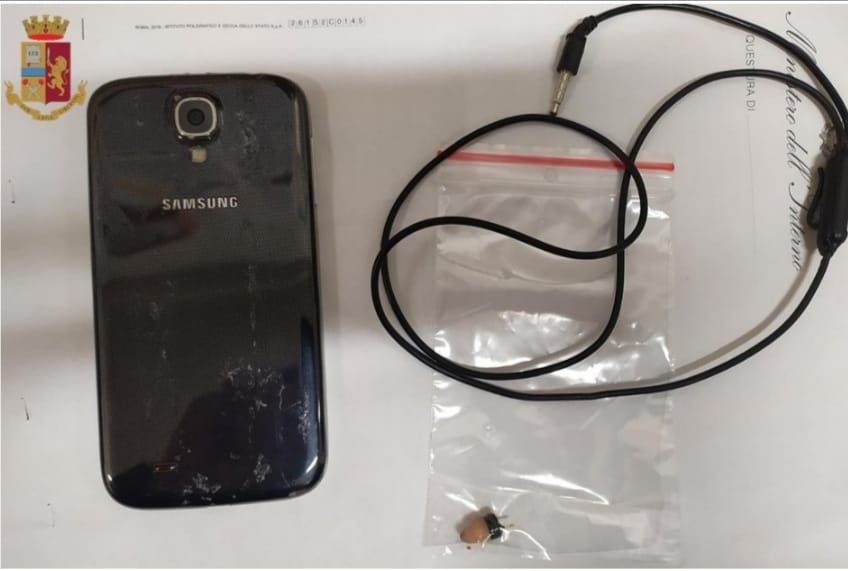 All’esame di guida con auricolare e microfono