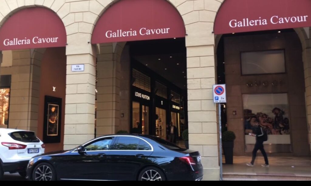 Scritte e lanci di uova e pomodori in Galleria Cavour, denunciato 41enne