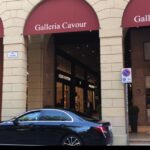 Scritte e lanci di uova e pomodori in Galleria Cavour, denunciato 41enne