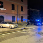 Sfuggono all’alt dei carabinieri e si schiantano a 100 all’ora