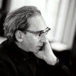 Manda una frase di Battiato alla moglie, ma lei lo interpreta come intento suicida