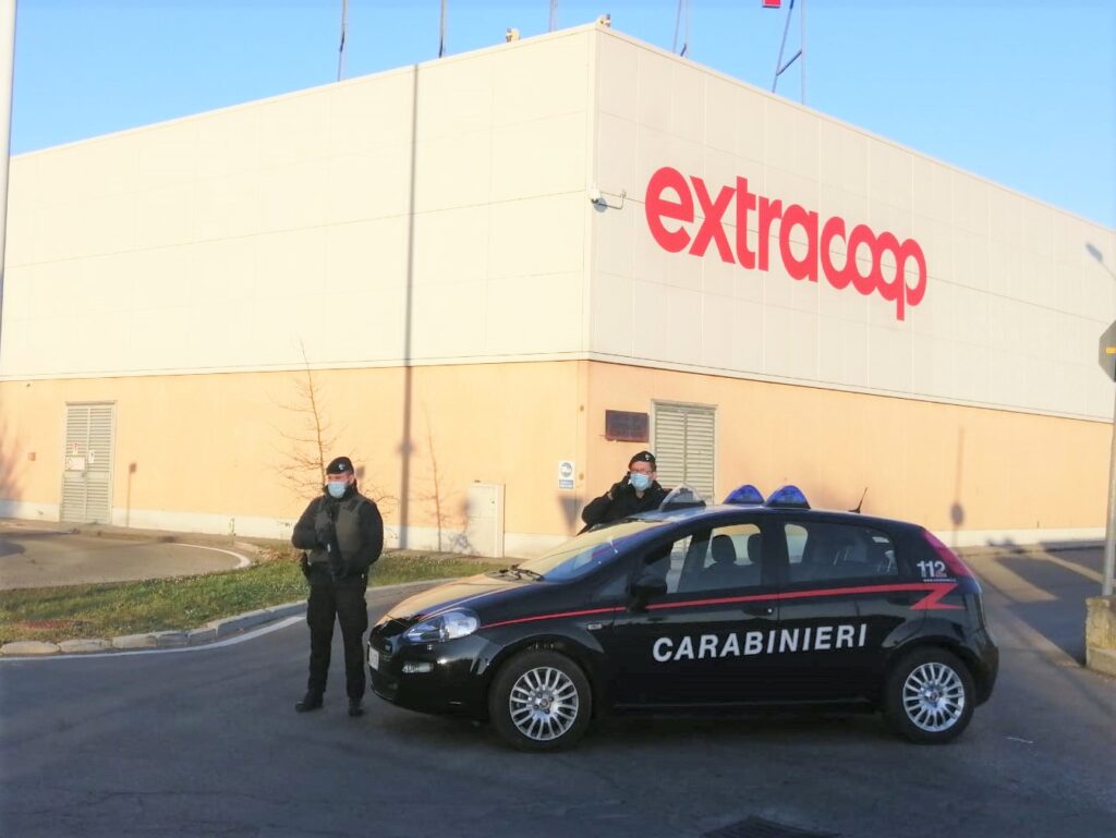 Tenta la fuga coi prosciutti per festeggiare il compleanno