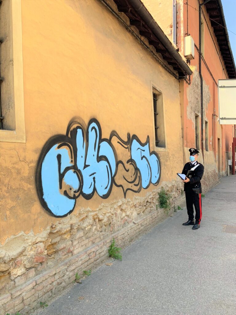 Disegna graffito sul muro di una caserma, denunciato