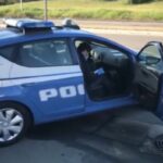 Uomo in bicicletta scippa anziana in centro