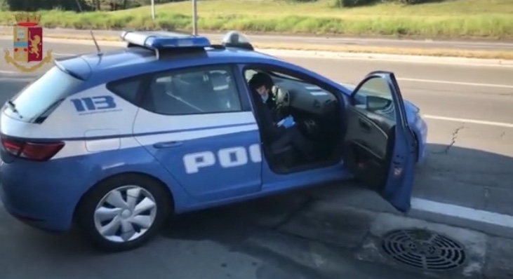 Uomo in bicicletta scippa anziana in centro