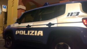 Insultano i poliziotti e non aprono la porta: nei guai 8 studenti spagnoli