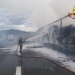 Ancora un camion in fiamme in autostrada