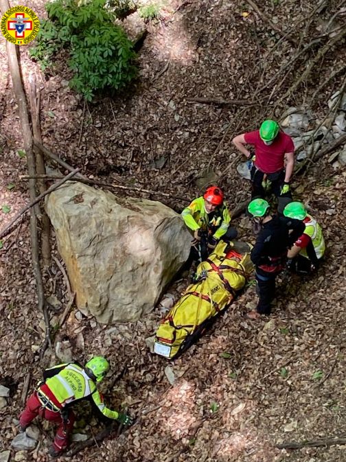 Si sporge per fare foto e scivola per 50 metri, recuperato dal Soccorso Alpino