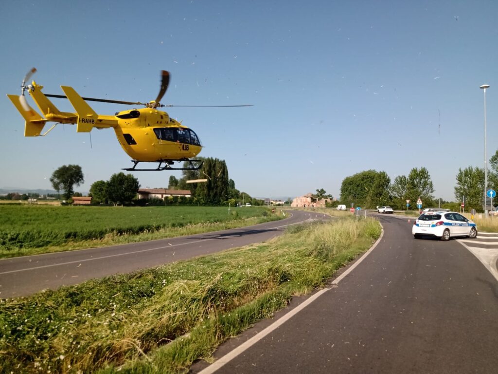 Scontro tra moto e auto a Cento di Budrio, grave 56enne