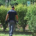 Nasconde la droga nel parco vicino a una scuola dell’infanzia