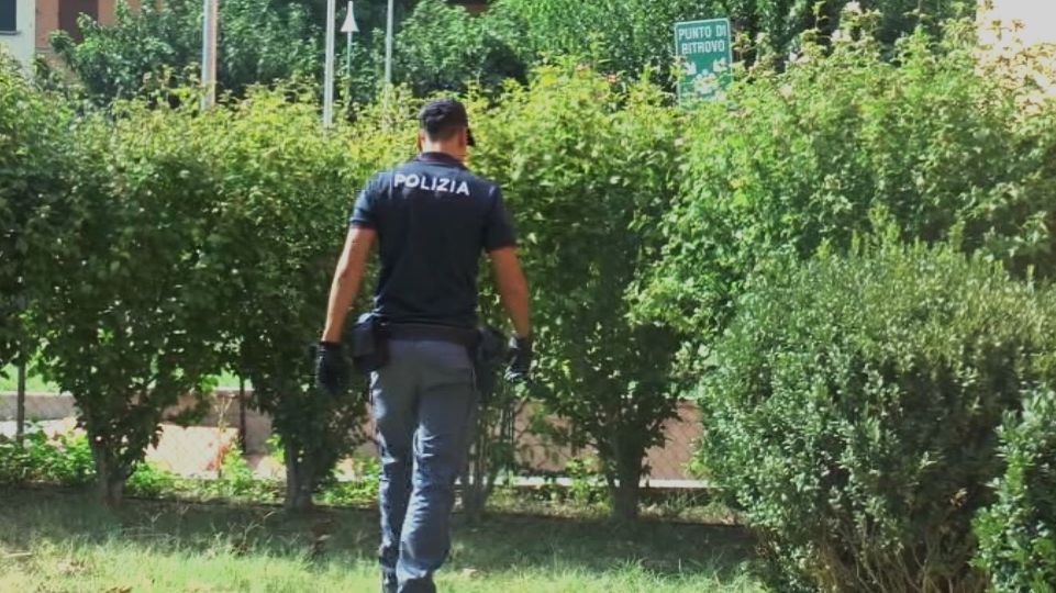 Nasconde la droga nel parco vicino a una scuola dell’infanzia