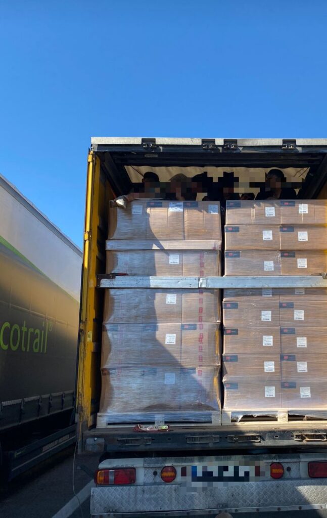 A13, Polstrada scopre 8 clandestini afghani nascosti in un camion