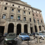 Non indossa la mascherina e fa pipì sul muro della Questura