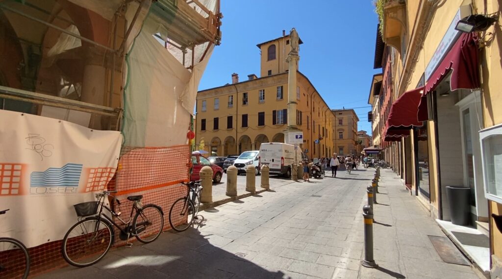 Ubriaco aggredisce cameriere di un bar, denunciato