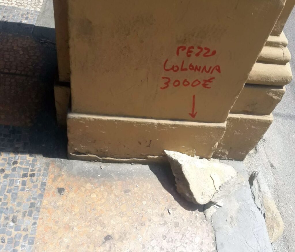Imbrattamento sarcastico in via San Vitale: ‘pezzo di colonna 3000€’