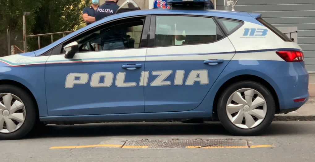 Scatta foto alle gambe di una cliente di un supermercato: denunciato
