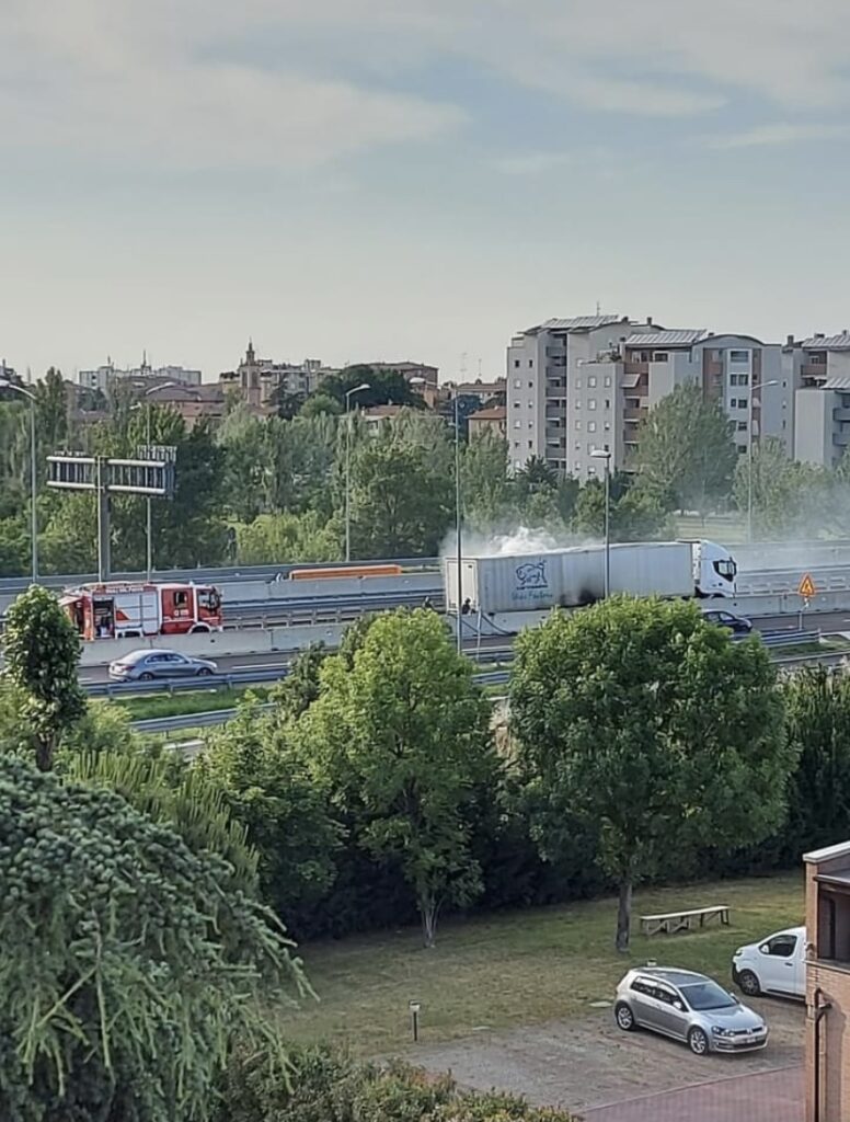 Incendio mezzo pesante, chiuso raccordo Casalecchio