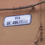 ‘Riga’ furgone in divieto di sosta davanti al suo garage, pensionato denunciato