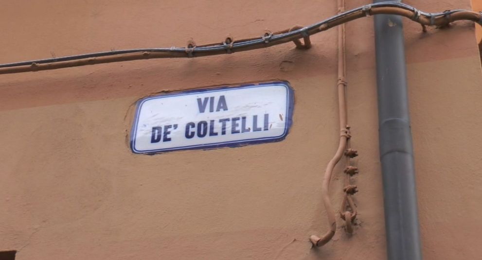 ‘Riga’ furgone in divieto di sosta davanti al suo garage, pensionato denunciato