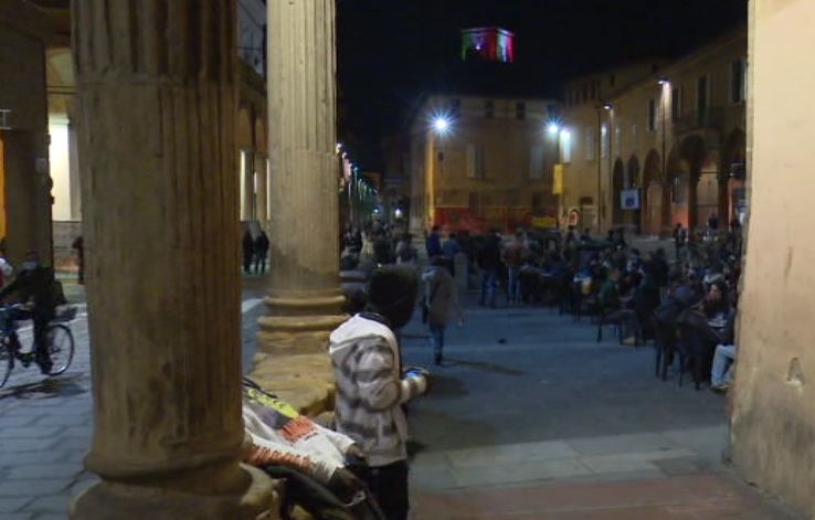 Gestore locale allontana uno spacciatore, aggredito