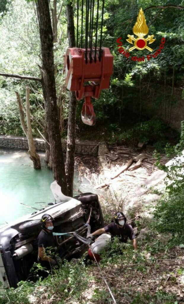 Furgone finisce nel lago di Suviana, intervengono i Vigili del Fuoco