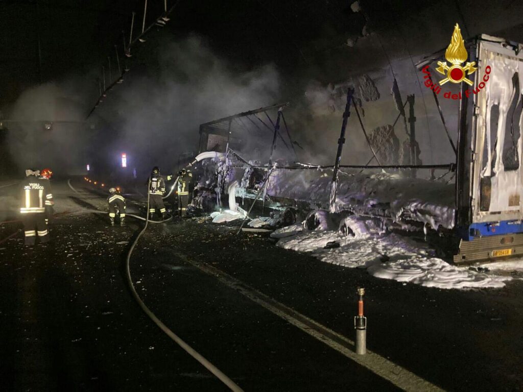Camion in fiamme in galleria sulla A1
