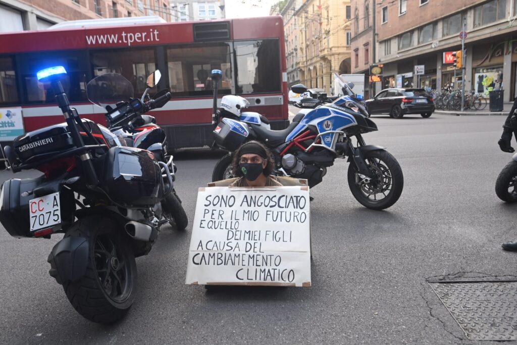 A Bologna i flash-mob sul cambiamento climatico, uomo si siede in mezzo a un incrocio – VIDEO