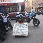 A Bologna i flash-mob sul cambiamento climatico, uomo si siede in mezzo a un incrocio – VIDEO