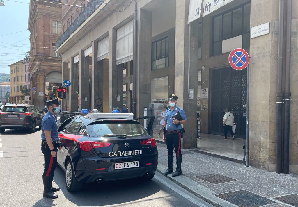Rapina negozio telefonia e ferisce dipendente, arrestato dai Cc