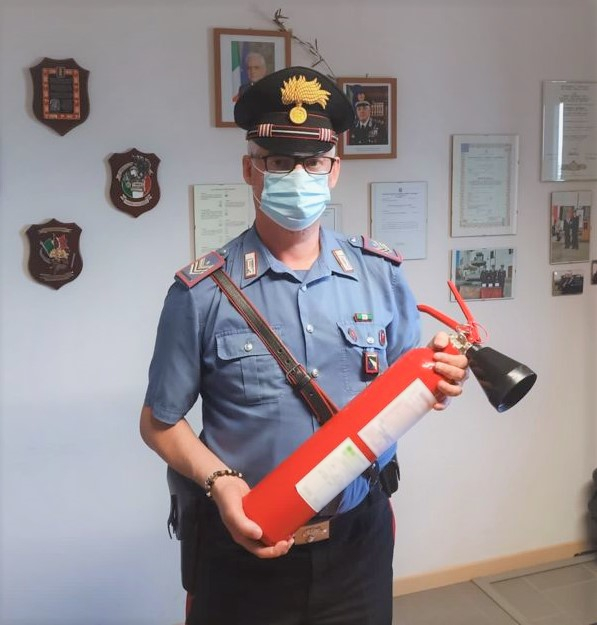 Banda di ragazzini danneggia una palestra: 14 denunciati