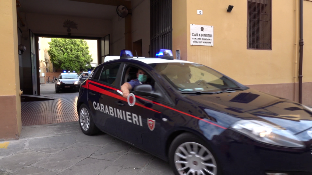 Rimasti a piedi con il motorino danneggiano auto parcheggiata, due giovani denunciati