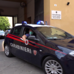 Rimasti a piedi con il motorino danneggiano auto parcheggiata, due giovani denunciati