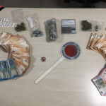 In casa nascondono hashish, marijuana e 17mila euro: arrestati