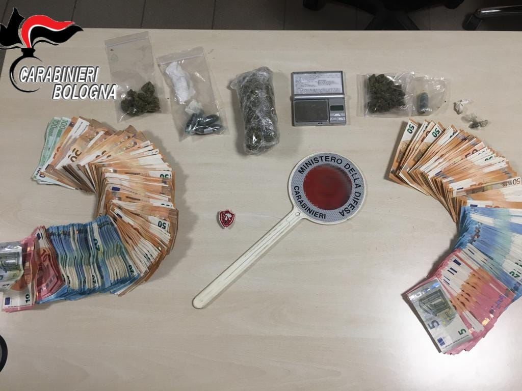 In casa nascondono hashish, marijuana e 17mila euro: arrestati
