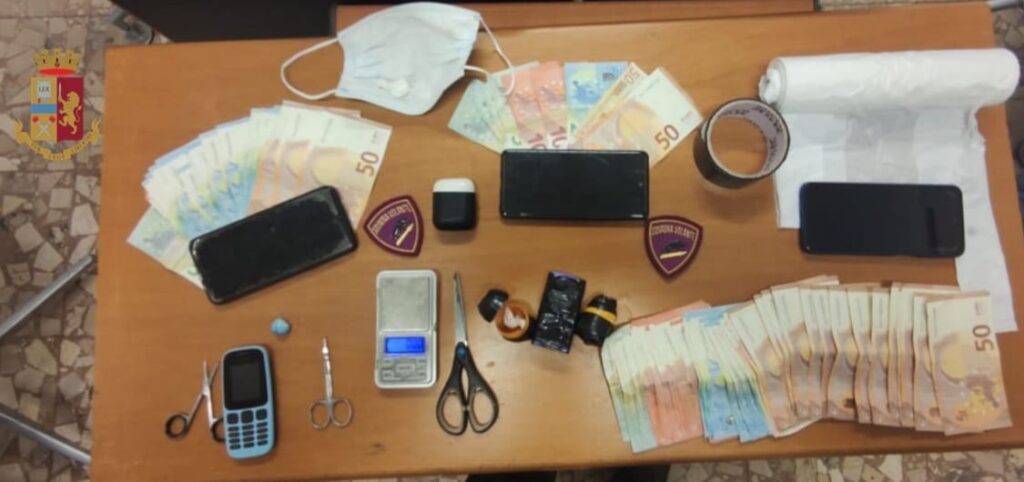 Nasconde cocaina nella mascherina, denunciato 24enne