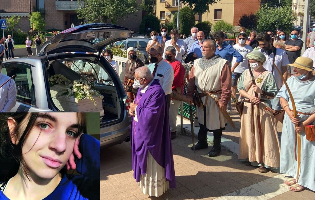 Fiori e abiti medievali per l’addio a Chiara