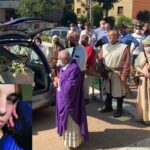 Fiori e abiti medievali per l’addio a Chiara