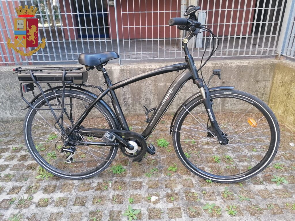 Ruba la bici elettrica a un rider e la mette subito in vendita, denunciato
