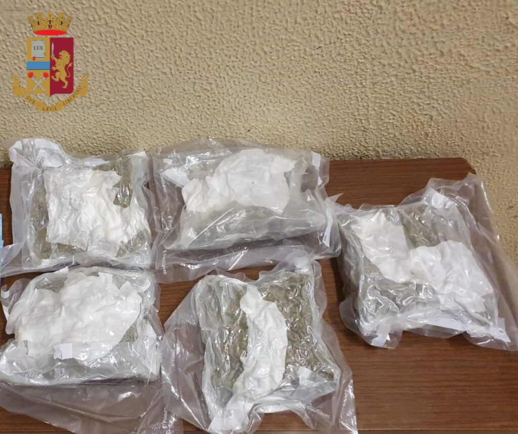 Più di un chilo di ‘erba’ nel sottosella dello scooter: arrestato
