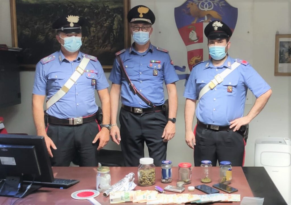 Studente ha in casa un etto di droga, arrestato