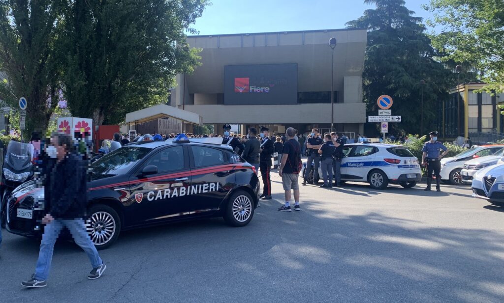 Rifiutano di indossare la mascherina a un convegno di 300 persone: multati