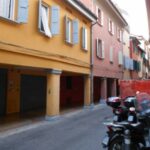 Raid vandalico in via Fondazza, danneggiati motorini