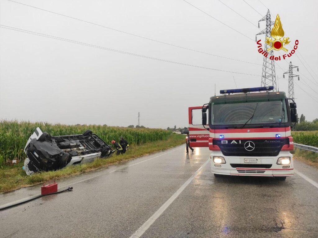 Si ribalta furgone con bombole di ossigeno, intervengono i vigili del fuoco